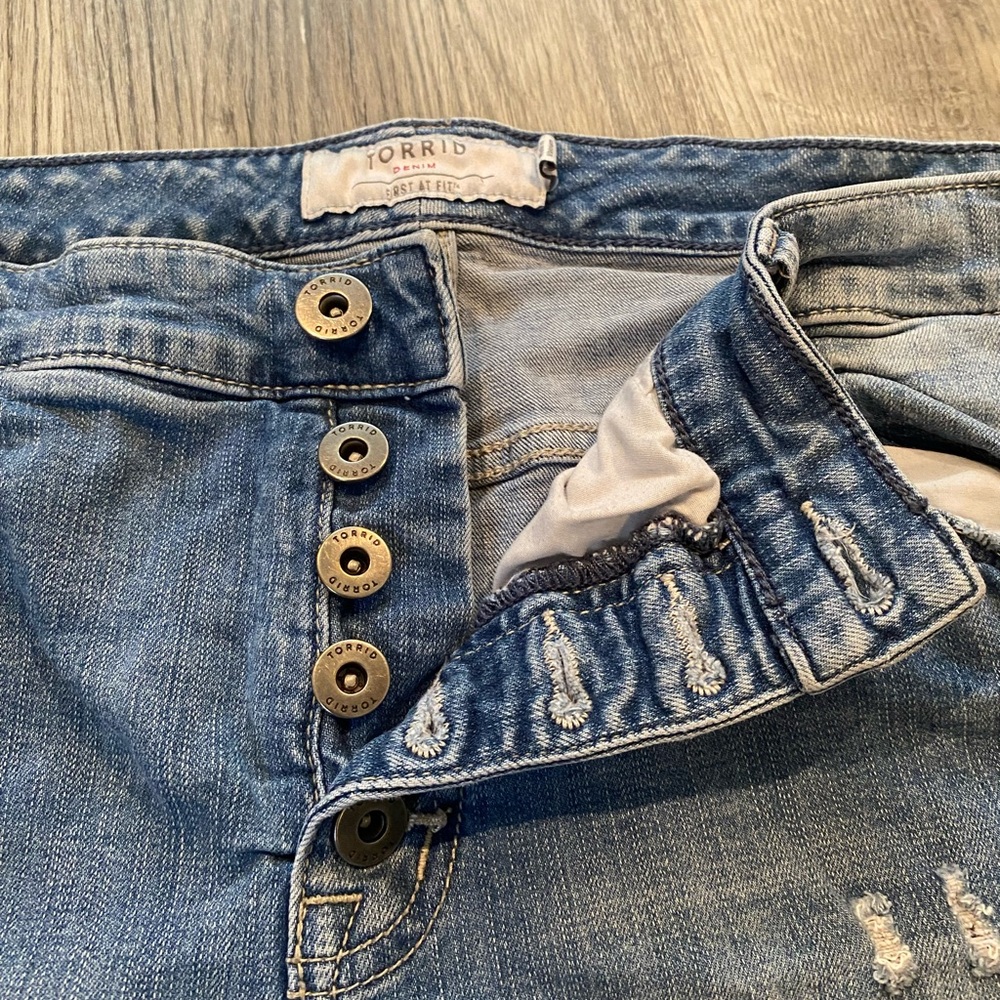 Torrid Jean Shorts Womens 16 Blue Denim Cut Off Cuffed Button Fly Stretch - Picture 3 of 5